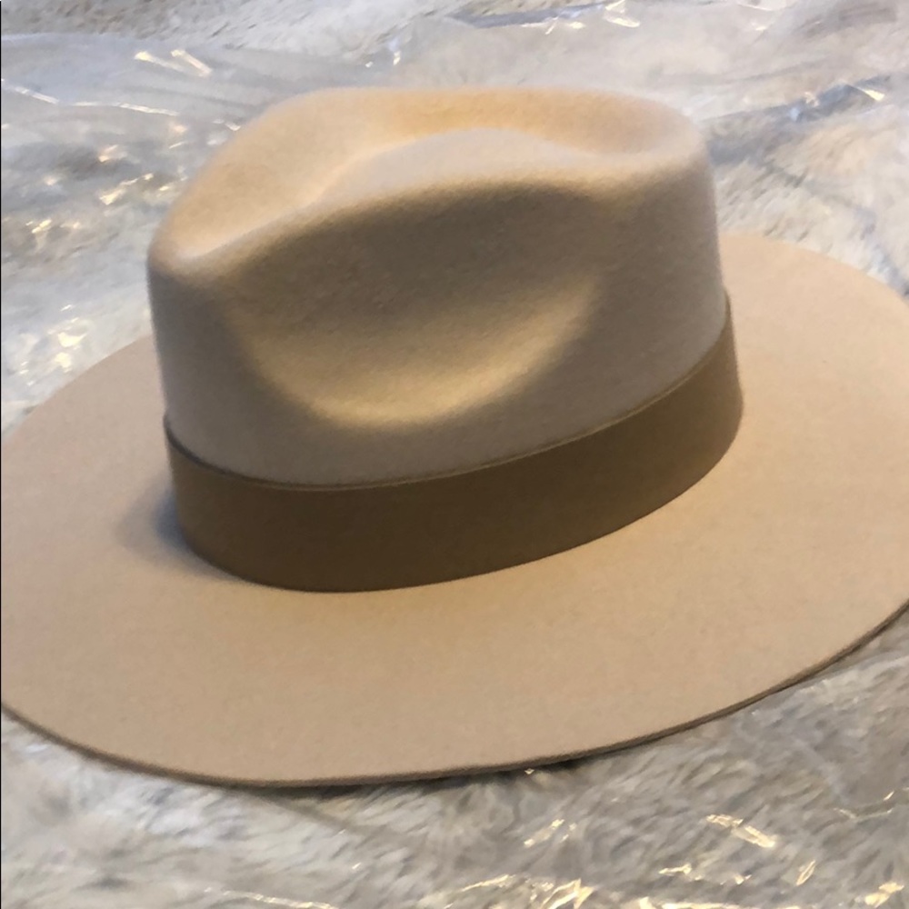 Teressa Foglia x Curateur Lynn Hat